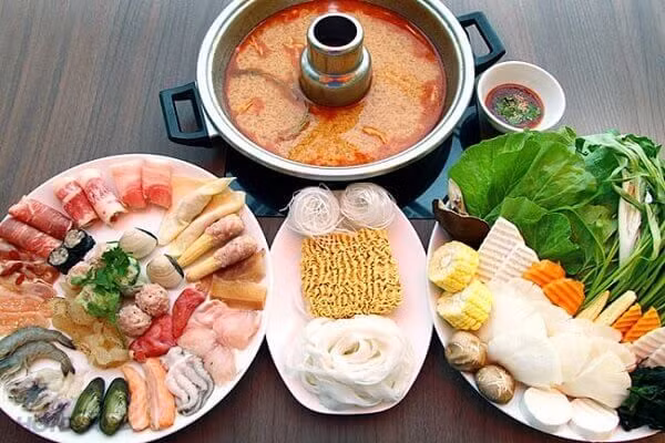 Lưu ý khi làm lẩu thập cẩm: Nguyên liệu nhúng lẩu phải tươi, ngon. Khi nhúng lẩu, cần đợi các nguyên liệu chín hết rồi mới thưởng thức. Chẳng hạn như nấm, nhiều người có thói quen chỉ nhúng một lát rồi ăn, nấm chưa kịp chín rất độc hại. Cần chờ cho nấm đổi màu sang màu trong hơi đục là được. Hoặc khi thả thịt gà vào, đợi chín rồi mới nhúng thêm rau và các thực phẩm khác thì ăn mới không gây tiêu chảy. Ảnh: Internet. Video "Chế biến món ngon từ nấm đông cô". Nguồn: VTC.