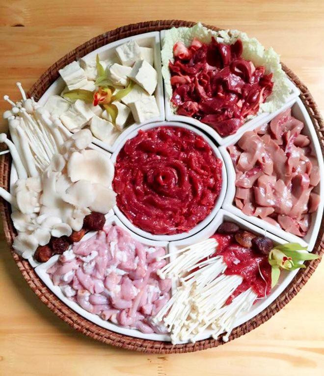 Sau khoảng 30-45 phút cho nước dùng ra nồi lẩu, đập 3 quả trứng vịt lộn vào đun nhỏ lửa vào đun, nêm nếm gia vị vừa miệng cùng ít sa tế. Sau đó cho phần cà chua - sả vừa xào vào đun cùng.