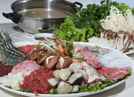 Trong lúc chờ ninh nước dùng, chúng ta xếp tất cả các đồ ăn lên bàn, nồi lẩu để ở giữa. Ninh xương được khoảng 30 phút thì cho ngô ngọt thái lát vào ninh cùng xương. Ninh đến khi nước dùng ngọt như ý, xương mềm thì nêm bột nêm vào và đổ ra nồi nấu lẩu.