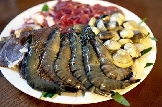 1. Nguyên liệu làm lẩu thập cẩm (Cho 5-6 người ăn): Gà 500g, tôm: 300g, mực: 500g, ngao 500g, thịt bò 200g, đậu phụ: 3 bìam, rau, nấm tươi, đậu bắp, trứng lộn: 3 quả...