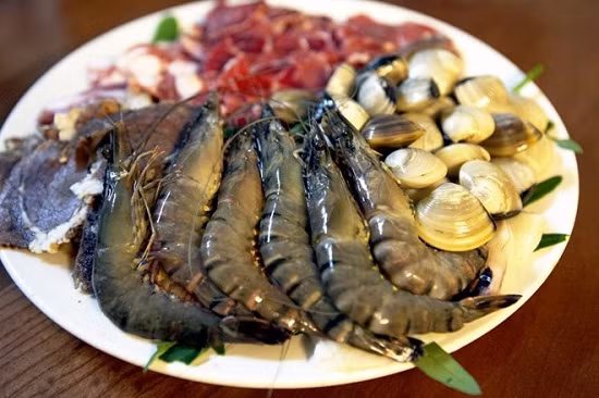 1. Nguyên liệu làm lẩu thập cẩm (Cho 5-6 người ăn): Gà 500g, tôm: 300g, mực: 500g, ngao 500g, thịt bò 200g, đậu phụ: 3 bìam, rau, nấm tươi, đậu bắp, trứng lộn: 3 quả...