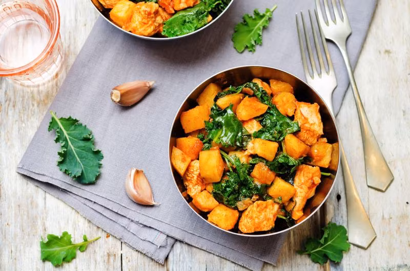 Khoai lang xào: Khoai lang bổ sung chất xơ và dinh dưỡng vào các món xào. Nghiên cứu cho thấy, hệ tiêu hóa hấp thụ các chất dinh dưỡng trong khoai lang tốt hơn khi ăn kèm với các món giàu chất béo.