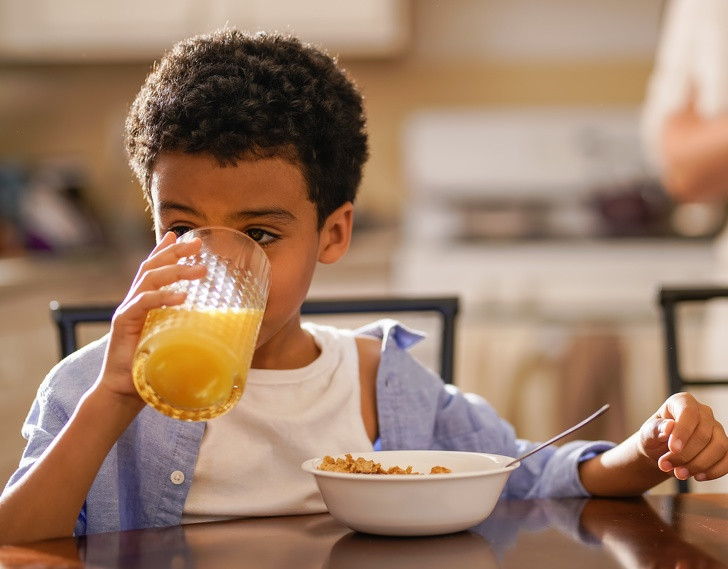 Nước ép dứa: Dứa chứa một yếu tố gọi là bromelain, có đặc tính chống viêm mạnh. Nước ép dứa có thể làm giảm chất nhầy trong cổ họng và chính là một mẹo giảm ho. Để tăng hiệu quả, bạn có thể thêm một chút gừng và mật ong vào nước ép dứa. Chỉ cần chắc chắn rằng con bạn không bị dị ứng với dứa trước khi sử dụng phương pháp này.