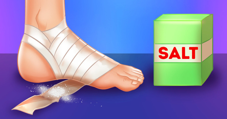 Đắp muối ấm trên lòng bàn chân: Đặt hơi ấm lên bàn chân cũng có thể giúp loại bỏ ho. Làm nóng một túi nhỏ muối biển trong lò vi sóng hoặc trong chảo, nhiệt độ vừa phải với con bạn và không làm bỏng da chúng. Sau đó đắp túi muối trên bàn chân con của bạn và quấn băng xung quanh chúng. Khi muối nguội tháo bỏ và đeo tất giữ ấm chân.