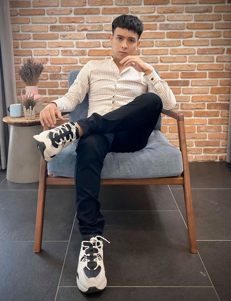 Áo sơ mi phối với quần jean và giày thể thao là set đồ phổ biến của nam ca sĩ.