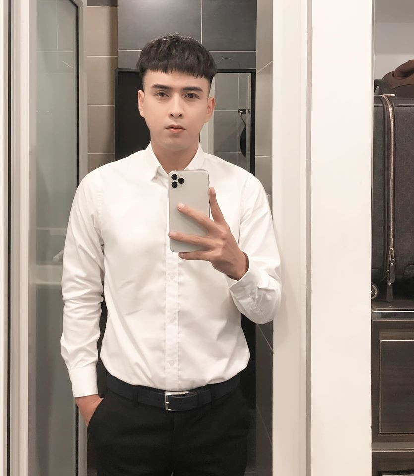 Anh diện sơ mi trắng bảnh bao không kém các mỹ nam Hàn.