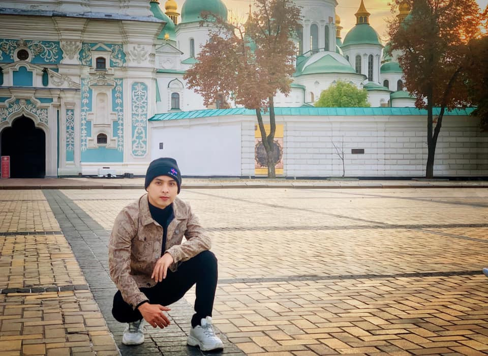 Giày thể thao và mũ là phụ kiện thường xuyên xuất hiện trong các set đồ của nam ca sĩ sinh năm 1986.