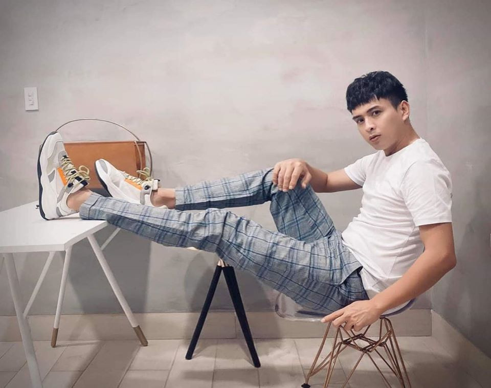 Là ca sĩ đắt show, Hồ Quang Hiếu biết cách làm mới mình và giữ hình ảnh hoàn hảo trong mắt khán giả, chính vì vậy anh luôn chú trọng đến trang phục của mình mỗi khi xuất hiện trên sân khấu.