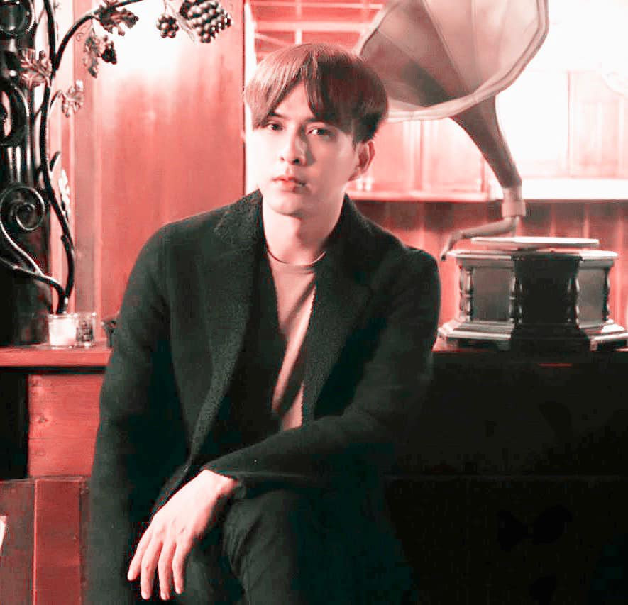 Nam ca sĩ ''Con bướm xuân'' đôi khi cũng mix đồ lãng tử chẳng kém sao nam Hàn. Ảnh: FBNV. Video: "Minh Hằng chia sẻ về phong cách thời trang. Nguồn: VTC.