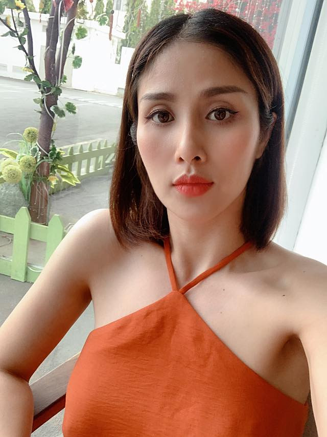 Sau khi nâng ngực, cô theo đuổi phong cách sexy quyến rũ, tự tin khoe trọn vòng 1 “bốc lửa” trong những trang phục xẻ táo bạo.