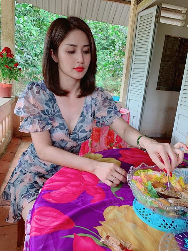 Ngoài đời, Thảo Trang chuộng trang phục giúp cô tôn lợi thế vòng một căng đầy. 