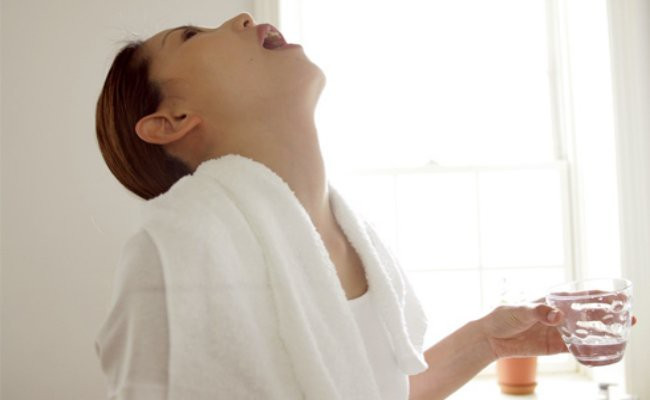 Nước súc miệng: Lá của kim ngân hoa có tác dụng làm se tốt và do đó chúng được sử dụng làm thành phần trong các loại nước súc miệng.