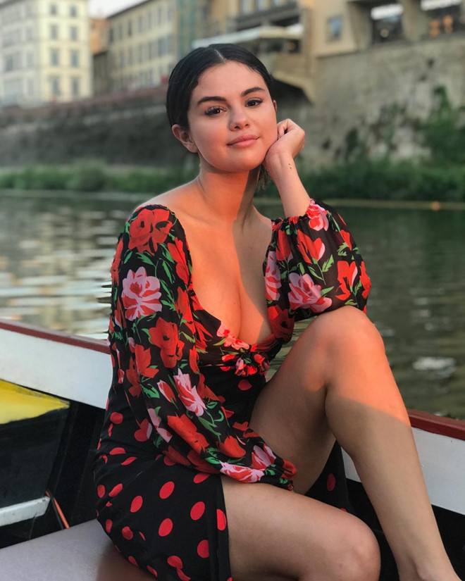 Selena Gomez da lam gi de lan da dau khong bong nhon ma sach mun?-Hinh-3