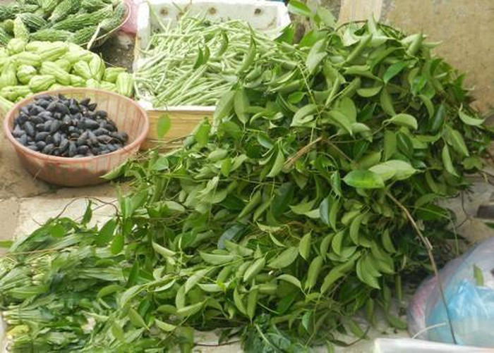 Khác hẳn với các loại rau khác, lá vón vén khi được cho vào nấu canh lúc nào cũng chuyển từ màu xanh sang màu úa vàng. Canh cá lá vón vén có vị chua dịu, ăn lá có vị bùi bùi sần sật, tạo nên một hương vị vô cùng đặc biệt.