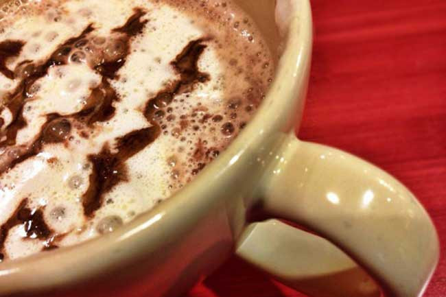 Cacao nóng không sữa: Một ly cacao nóng không sữa là sự lựa chọn hoàn hảo vào ngày đông giá rét. Bạn có thể thay thế sữa động vật bằng các loại sữa thực vật tốt cho tim mạch như sữa hạnh nhân, sữa đậu nành hay sữa óc chó.