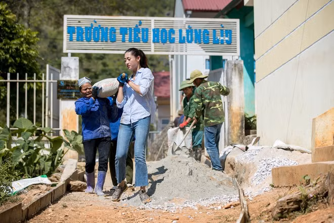 Hoa hau Luong Thuy Linh vap nga khi lam tu thien o vung cao-Hinh-2