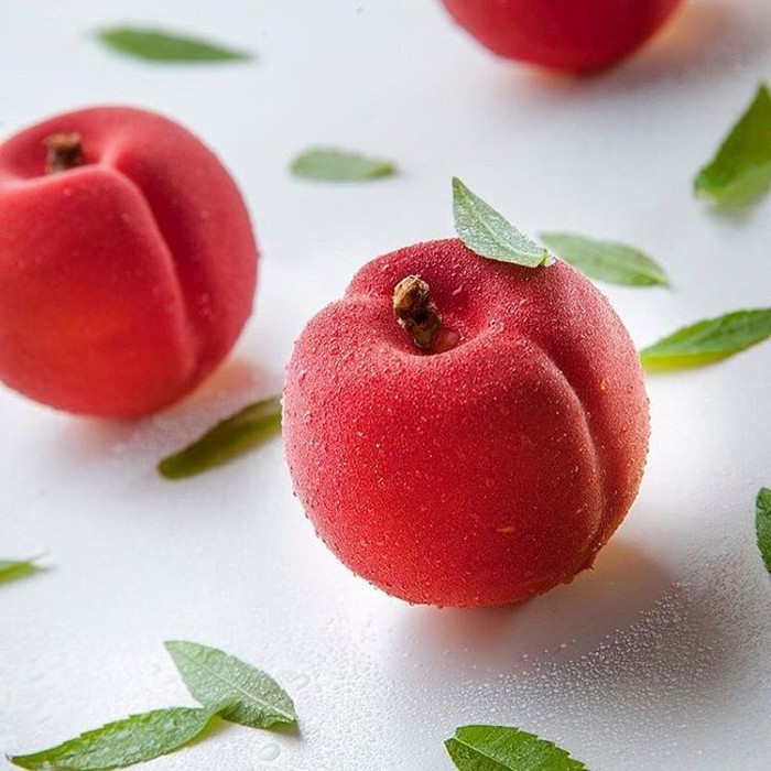 Bánh tráng miệng hình quả đào đỏ xinh.