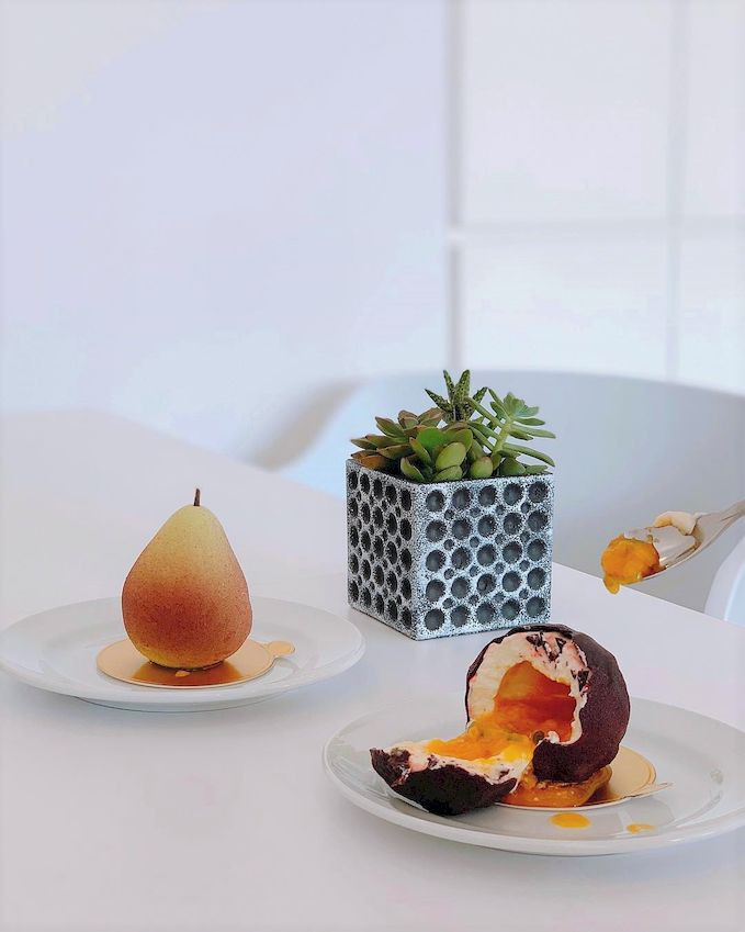 Bên trong món bánh là cả một sự bất ngờ.