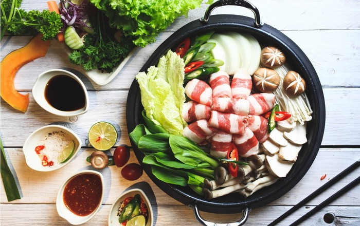 Lẩu bò Mỹ: Những năm gần đây, buffet lẩu bò Mỹ nổi lên một cách nhanh chóng với vô vàn sự lựa chọn cho thực khách. Thông thường bạn sẽ được chọn những vị lẩu đặc trưng của nhà hàng. Có hai vị luôn được lựa chọn nhiều nhất là lẩu kim chi thơm nức mũi và lẩu Thái chua cay. Ảnh: mGift.