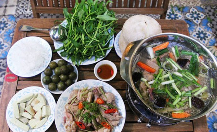 Lẩu vịt om sấu là thứ quà của mùa thu Hà Nội, quả sấu có vị chua đặc trưng tạo nên nồi lẩu vô cùng hấp dẫn. Vịt nấu lấu thường là vịt hơi già, sấu còn xanh thêm chút nước dừa, để nồi nước dùng có vị hài hòa. Những đồ ăn kèm gồm có khoai môn, mỳ chũ…Ảnh: Internet.