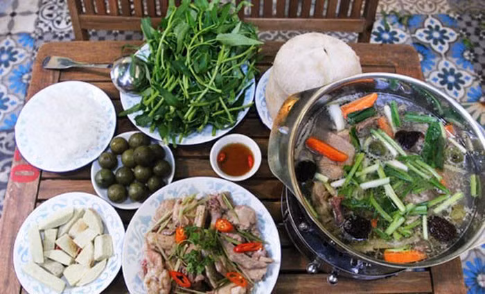 Lẩu vịt om sấu là thứ quà của mùa thu Hà Nội, quả sấu có vị chua đặc trưng tạo nên nồi lẩu vô cùng hấp dẫn. Vịt nấu lấu thường là vịt hơi già, sấu còn xanh thêm chút nước dừa, để nồi nước dùng có vị hài hòa. Những đồ ăn kèm gồm có khoai môn, mỳ chũ…Ảnh: Internet.