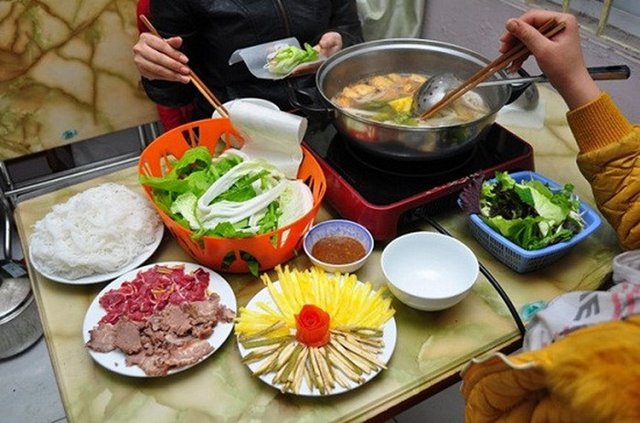 Lẩu bò nhúng dấm: Nước lẩu có vị chua chua, thanh thanh dịu nhẹ của dấm gạo và cà chua, dứa xanh, thêm hương thơm tự nhiên của sả chanh, cùi dừa non, hành tây, đậu chiên vàng, chút ớt đỏ cho những thực khách thèm cay. Ảnh: Toinayangi.