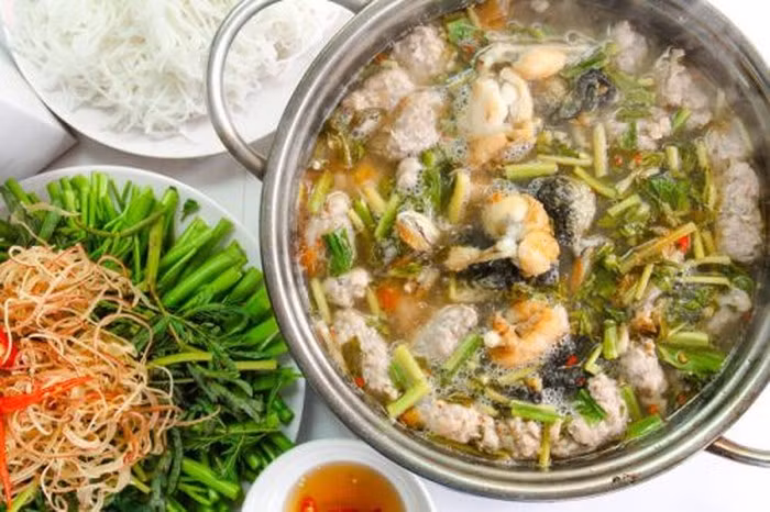 Lẩu ếch: Một nồi lẩu ếch nóng hổi, vị chua cay đặc trưng là lựa chọn thích hợp cho buổi tối se lạnh ở Hà Nội. ếch thường được ướp gia vị và được xào qua trước khi cho vào nồi lẩu. Có rất nhiều sự lựa chọn cho món lẩu ếch như: lẩu ếch sa tế, lẩu ếch măng, lẩu ếch lá giang…Ảnh: Internet.