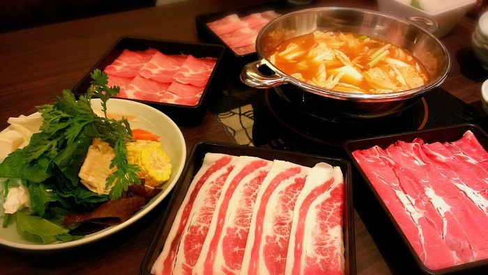 Các set lẩu ăn thỏa thích thịt bò, nào là bắp bò, gân bò, gầu bò... cùng các loại rau, nấm tươi ngon. Những quán lẩu bò Mỹ giới trẻ Hà Nội thường đến là Food House, lẩu Yang, lẩu Phan… Ảnh: Gofood.