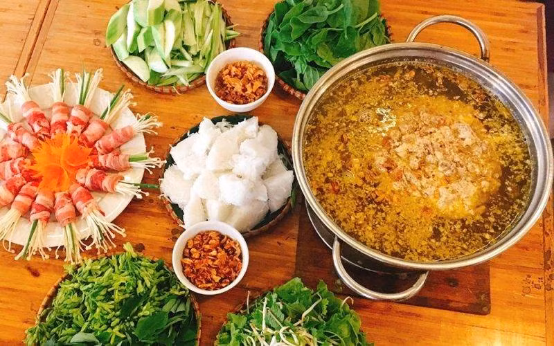 Lẩu riêu cua: Thuộc nhóm món lẩu quen thuộc nên lẩu riêu chưa bao giờ hết quyến rũ với thực khách Hà Thành. Lẩu riêu ngon, dễ thưởng thức và cũng dễ kết hợp với các loại thịt khác, như thịt bò, sườn sụn, gà, cua biển… Và khi thêm đĩa nấm phong phú như ở quán này thì món ăn càng khiến người ta phải xuýt xoa. Ảnh: Food Panda.