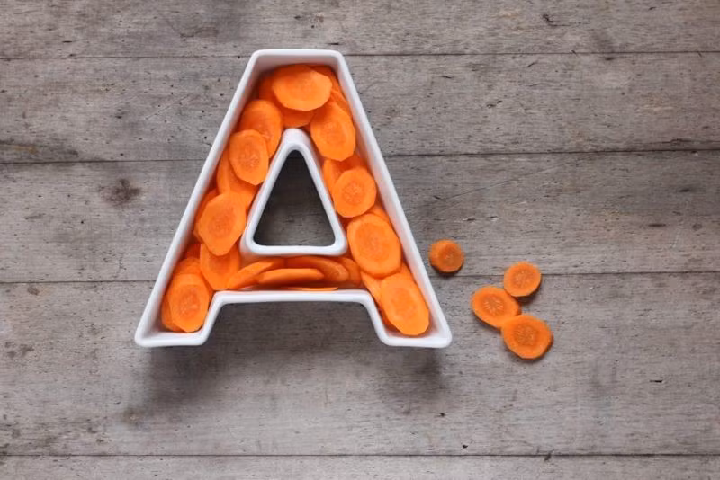 Thừa vitamin A: Khô môi do thừa vitamin A có thể dự báo vấn đề tiềm ẩn lớn hơn. Thừa vitamin A có thể gây mờ thị lực, hoa mắt, đau đầu, cáu gắt, tăng cân,...