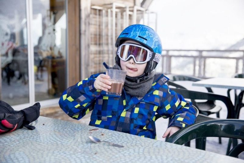 Liếm môi: Liếm môi là phản ứng tự nhiên khi môi khô, nhưng nước bọt càng khiến da môi khô nhanh hơn, thậm chí có thể phá hủy lớp da mỏng ngoài cùng nếu nước bọt có tính axit cao.