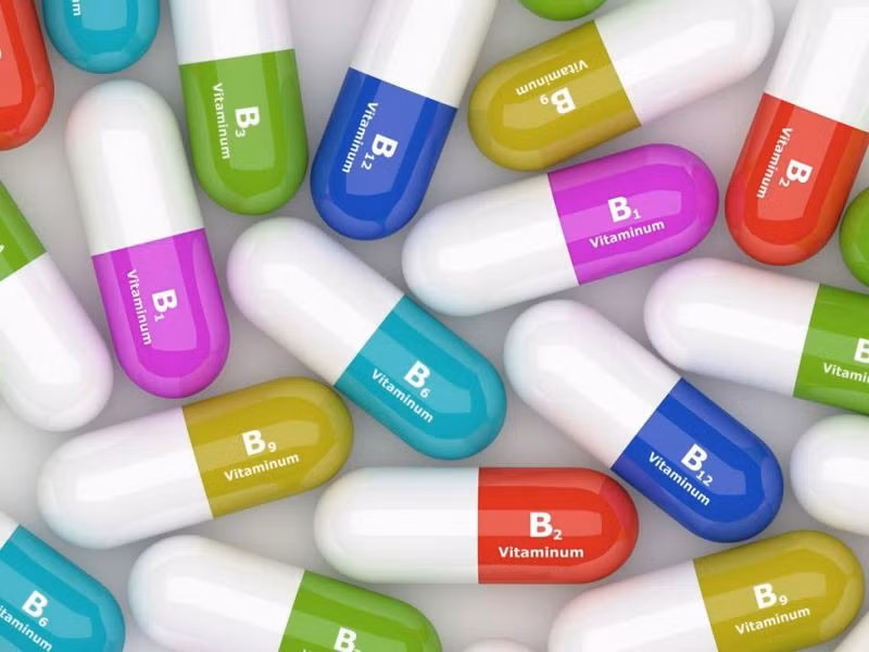 Thiếu vitamin: Những người bị thiếu các vitamin như B2 hay riboflavin có thể bị khô môi. Các chất dinh dưỡng này giúp duy trì chức năng tế bào. Môi sưng và nứt nẻ là dấu hiệu đầu tiên của thiếu vitamin.