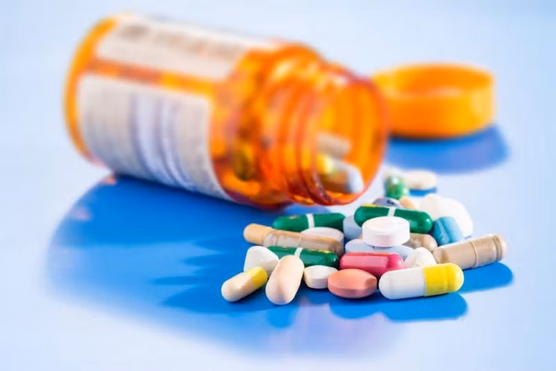 Dược phẩm và các quá trình trị liệu: Một số loại dược phẩm có thể gây khô môi, ví dụ như thuốc thông mũi, một số thuốc hen suyễn, thuốc lợi tiểu, thuốc chống trầm cảm và lo âu. Khô môi cũng là một tác dụng phụ của thuốc trị mụn.