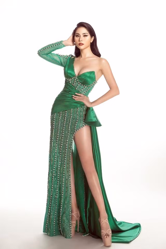 Hoàng Hạnh nhiều lần khiến người hâm mộ xôn xao bởi cách ăn mặc hở bạo của cô. Ảnh: FBNV. Video "Minh Hằng chia sẻ về phong cách thời trang". Nguồn: VTC.