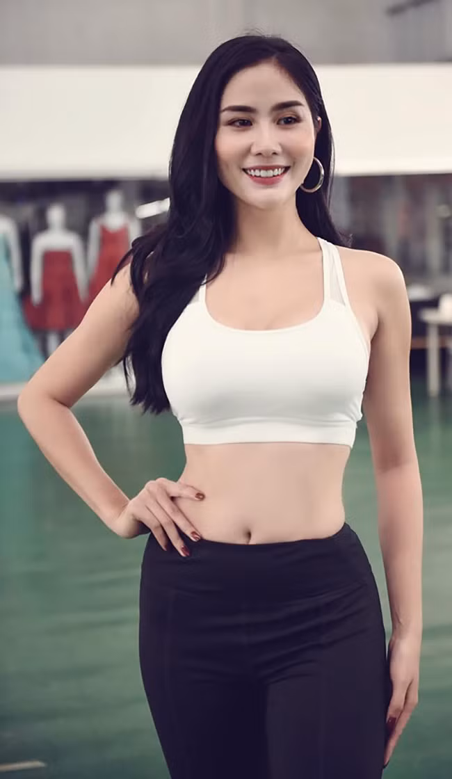 Hoàng Hạnh tự tin khoe eo thon với áo hai dây và quần bó.