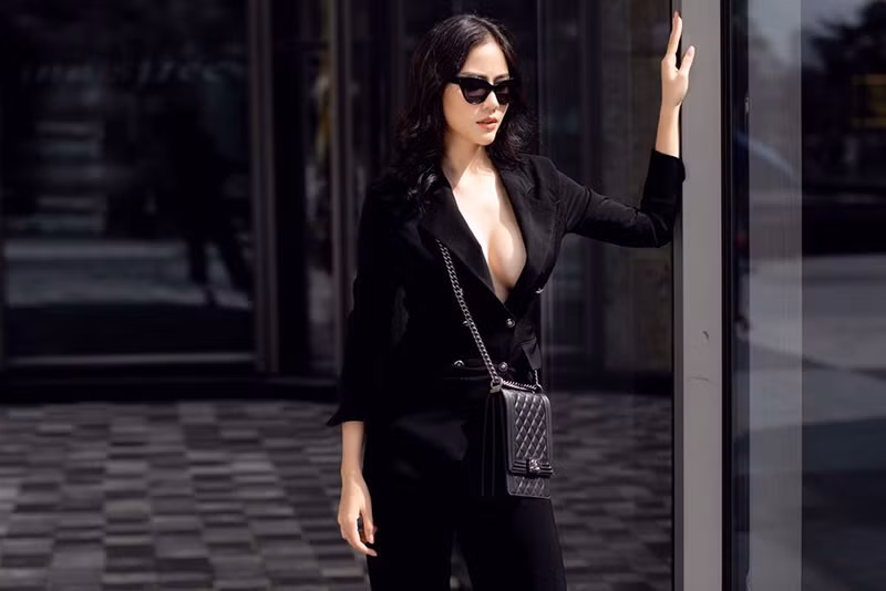 Cách mặc suit không nội y của người đẹp khiến người nhìn "đỏ mặt".