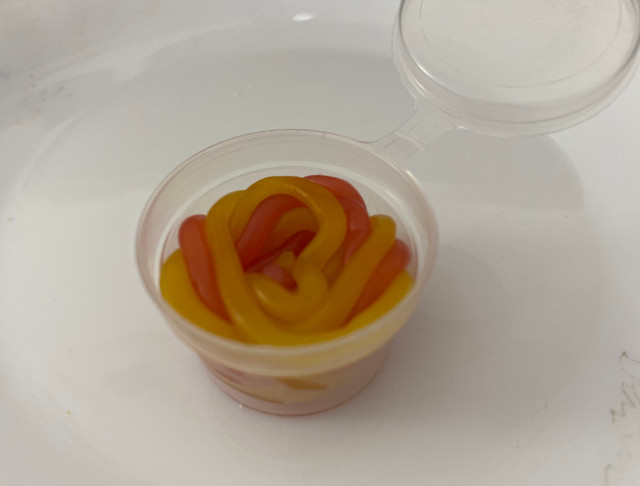 Được trang bị hẳn một chiếc hộp bé xinh, Candy Koikuchi hay còn gọi là nước tương. Video "Chế biến món ngon từ nấm đông cô". Nguồn: VTC.