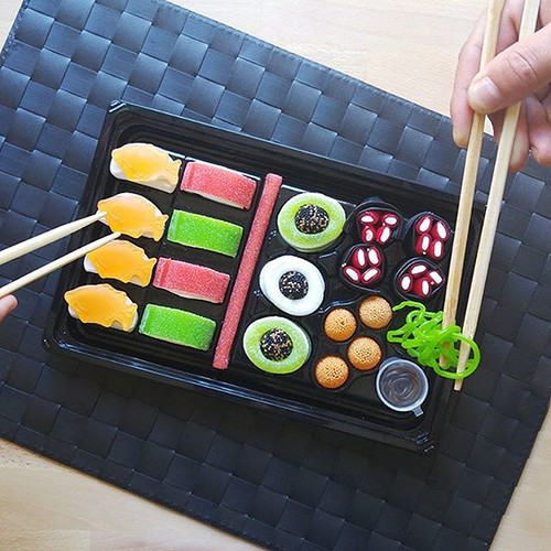 Một gói kẹo "hải sản" lớn gồm 4 miếng sushi hải sản Nigiri, 4 miếng California Rolls, 2 miếng sushi cuộn Maki, 2 thanh cua Kani, 4 viên trứng cá Ikura, 3 miếng sushi bọc cơm Uramaki, 4 miếng tôm Ebi, 4 miếng đậu nành Edamame và 1 hộp "nước tương" Koikuchi.