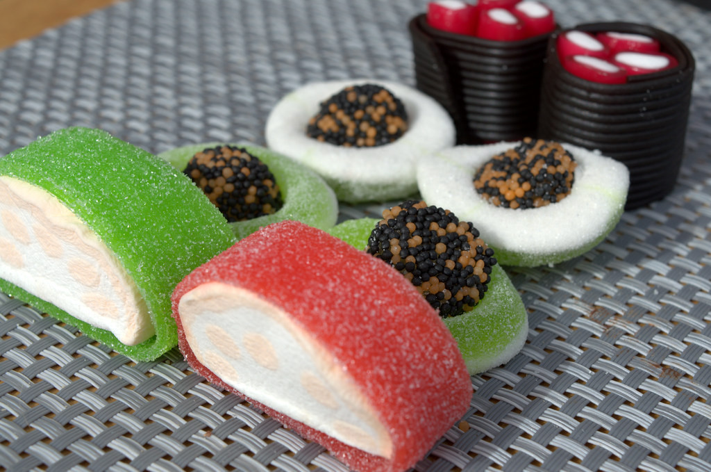 Set kẹo nhỏ gồm 9 miếng với 2 miếng Nigiri, 2 miếng California Rolls, 2 viên Ikura, 1 miếng Uramaki cùng 2 hộp Koikuchi.