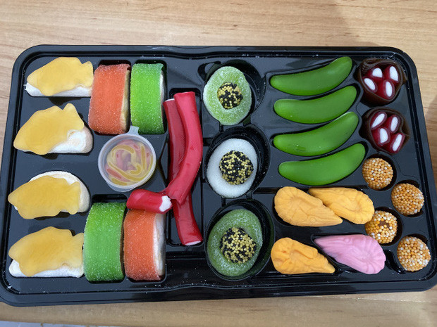 Trên thực tế, hầu hết các loại kẹo trong những khay sushi này đều có những vị quen thuộc như chua, ngọt, vị cola, vị cam, vị dâu, ... và không làm từ cá hay có mùi vị hải sản như nhiều người lo sợ.