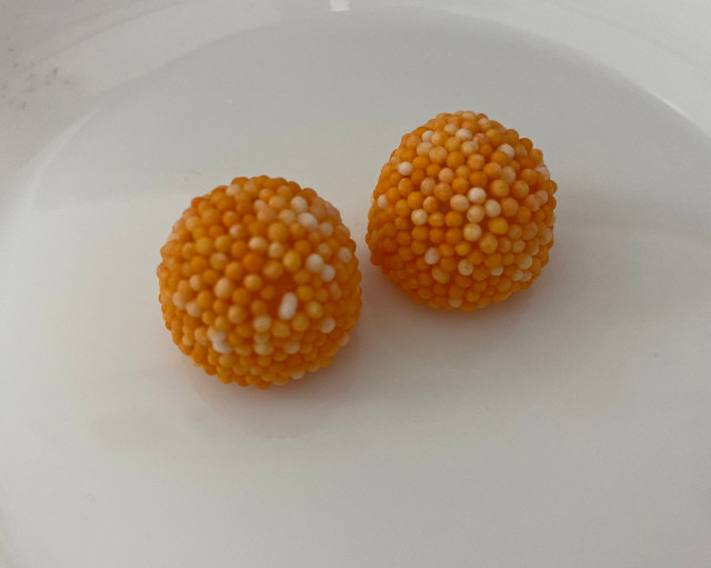 Hai viên Candy Ikura bắt mắt này chính là kẹo hình trứng cá hồi.