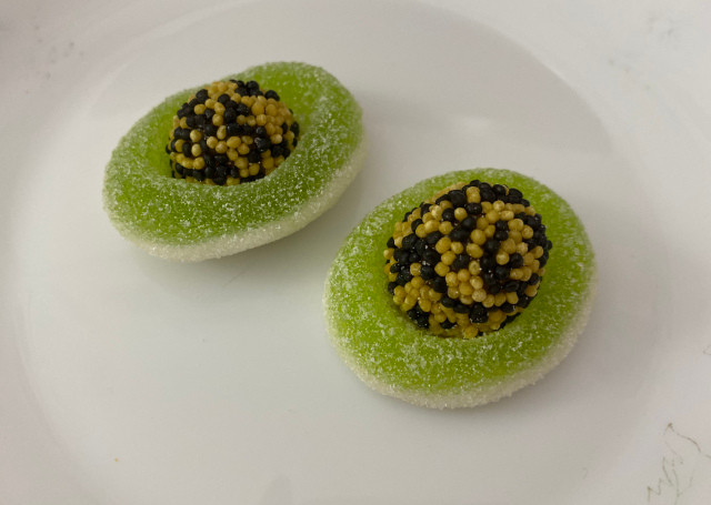 Những miếng kẹo dẻo này chính là Candy Uramaki - loại sushi với phần cơm cuộn bên ngoài và rong biển ở bên trong.