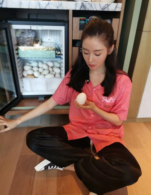 Trứng vốn rất giàu chất đạm (protein) cùng nhiều vitamin thiết yếu nên mang đến cảm giác no lâu ngay sau khi ăn. Do đó, trứng trở thành một loại thực phẩm đứng đầu trong top những món ăn giảm cân. Ngoài việc mang đến cảm giác no, trứng còn chứa một loại axit amin để thúc đẩy quá trình sản xuất hormone bão hòa.