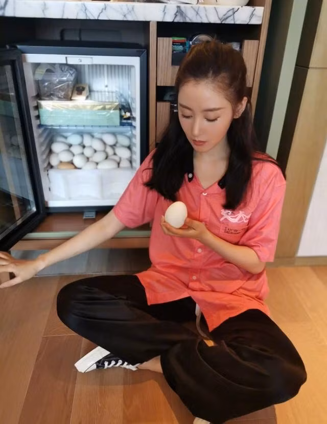 Trứng vốn rất giàu chất đạm (protein) cùng nhiều vitamin thiết yếu nên mang đến cảm giác no lâu ngay sau khi ăn. Do đó, trứng trở thành một loại thực phẩm đứng đầu trong top những món ăn giảm cân. Ngoài việc mang đến cảm giác no, trứng còn chứa một loại axit amin để thúc đẩy quá trình sản xuất hormone bão hòa.