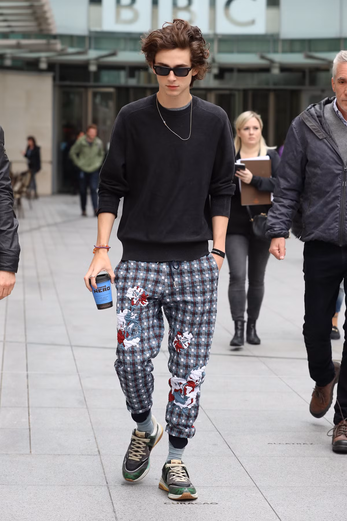 Ngoài đời thường, anh chàng chuộng style đơn giản nhưng vẫn đầy cá tính.