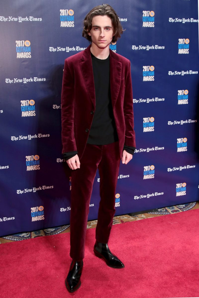 Bộ suit nhung màu đỏ đun này được nam diễn viên Mỹ phối với áo thun đen và giày đen ăn ý.