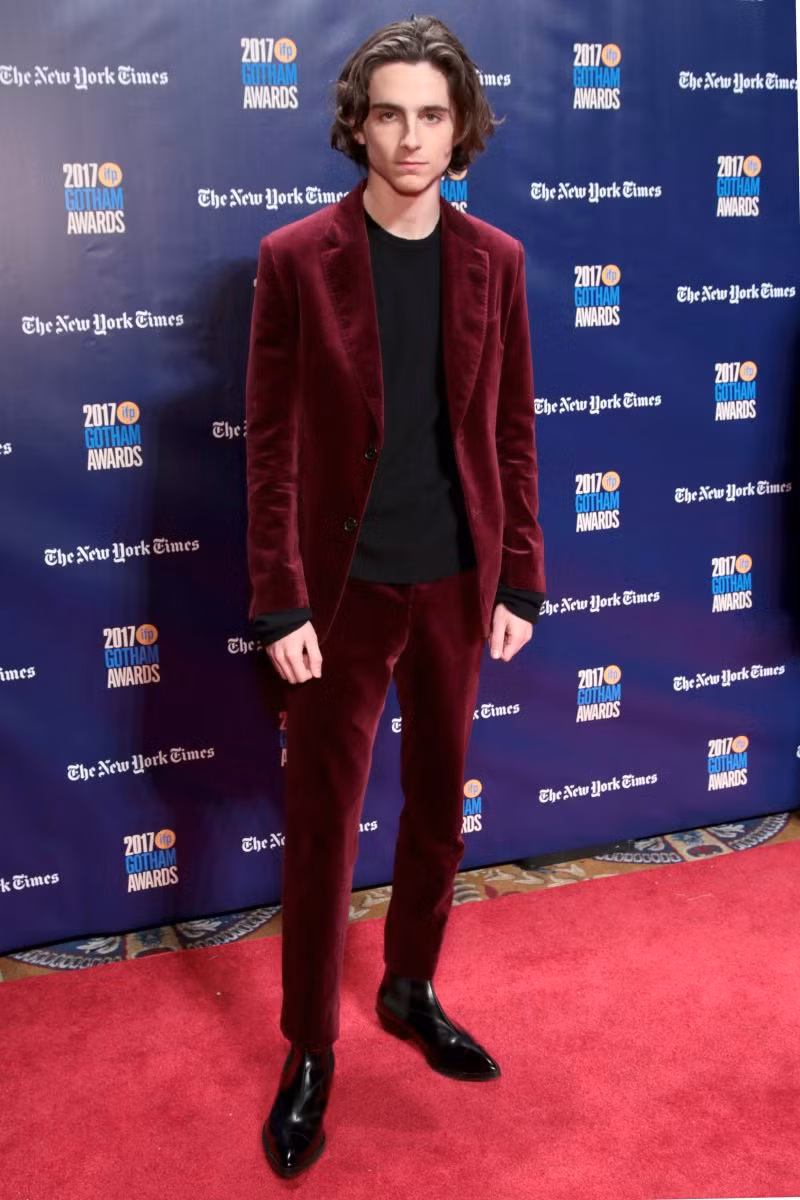 Bộ suit nhung màu đỏ đun này được nam diễn viên Mỹ phối với áo thun đen và giày đen ăn ý.