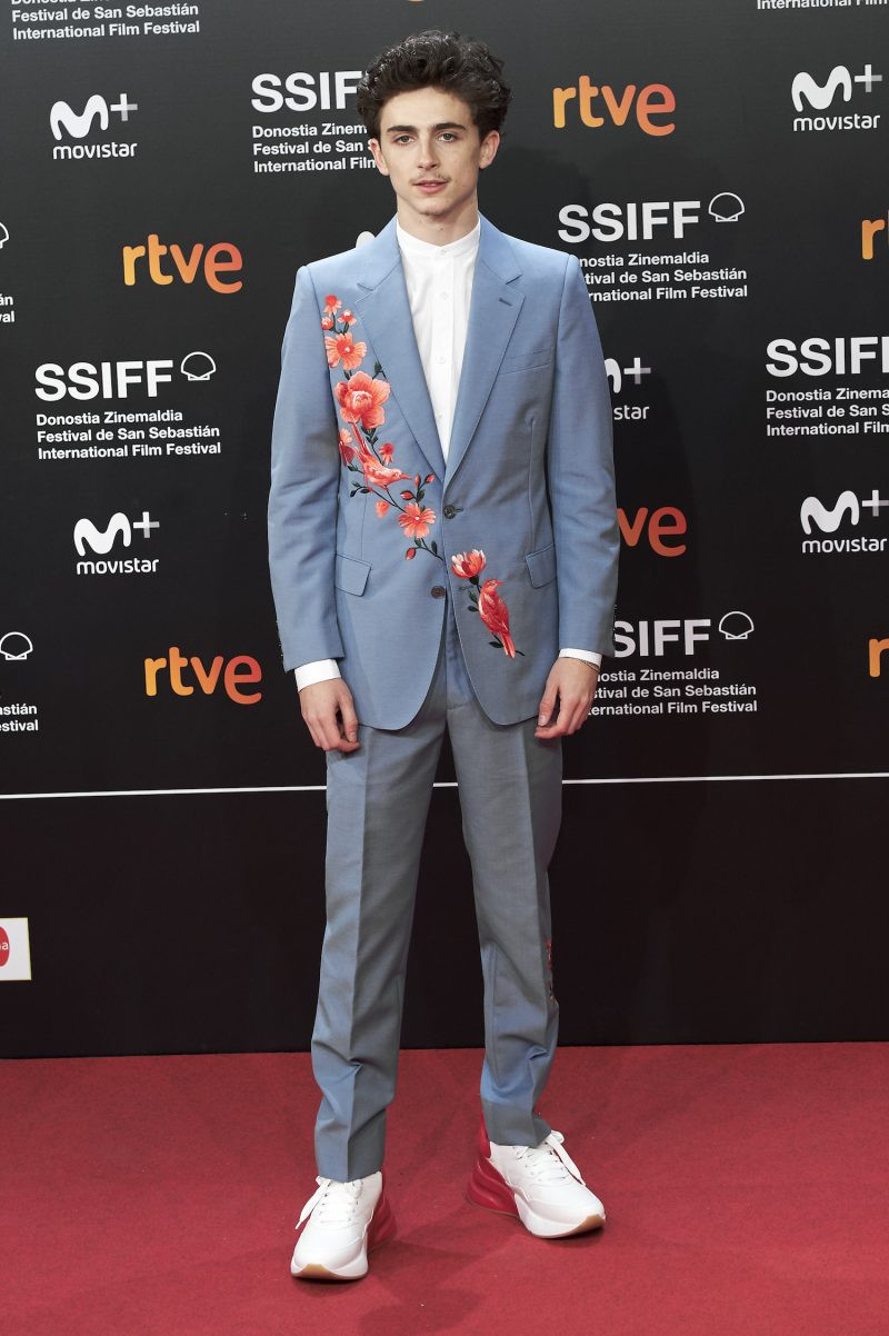 Timothée Chalamet cũng sở hữu rất nhiều bộ suit đẹp mê mẩn.