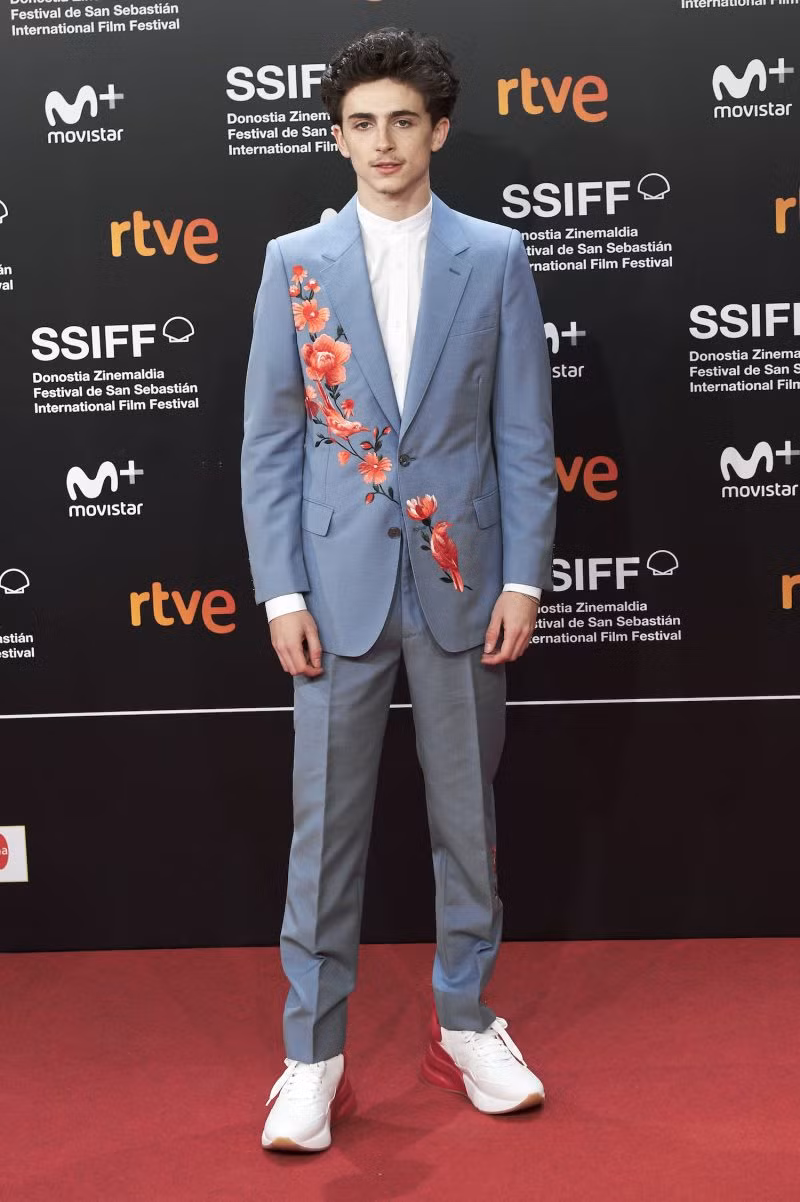 Timothée Chalamet cũng sở hữu rất nhiều bộ suit đẹp mê mẩn.