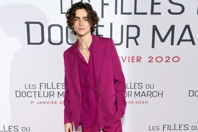 Nam diễn viên 24 tuổi nổi bật trong bộ đồ nguyên cây hồng được thiết kế bởi Stella McCartney.